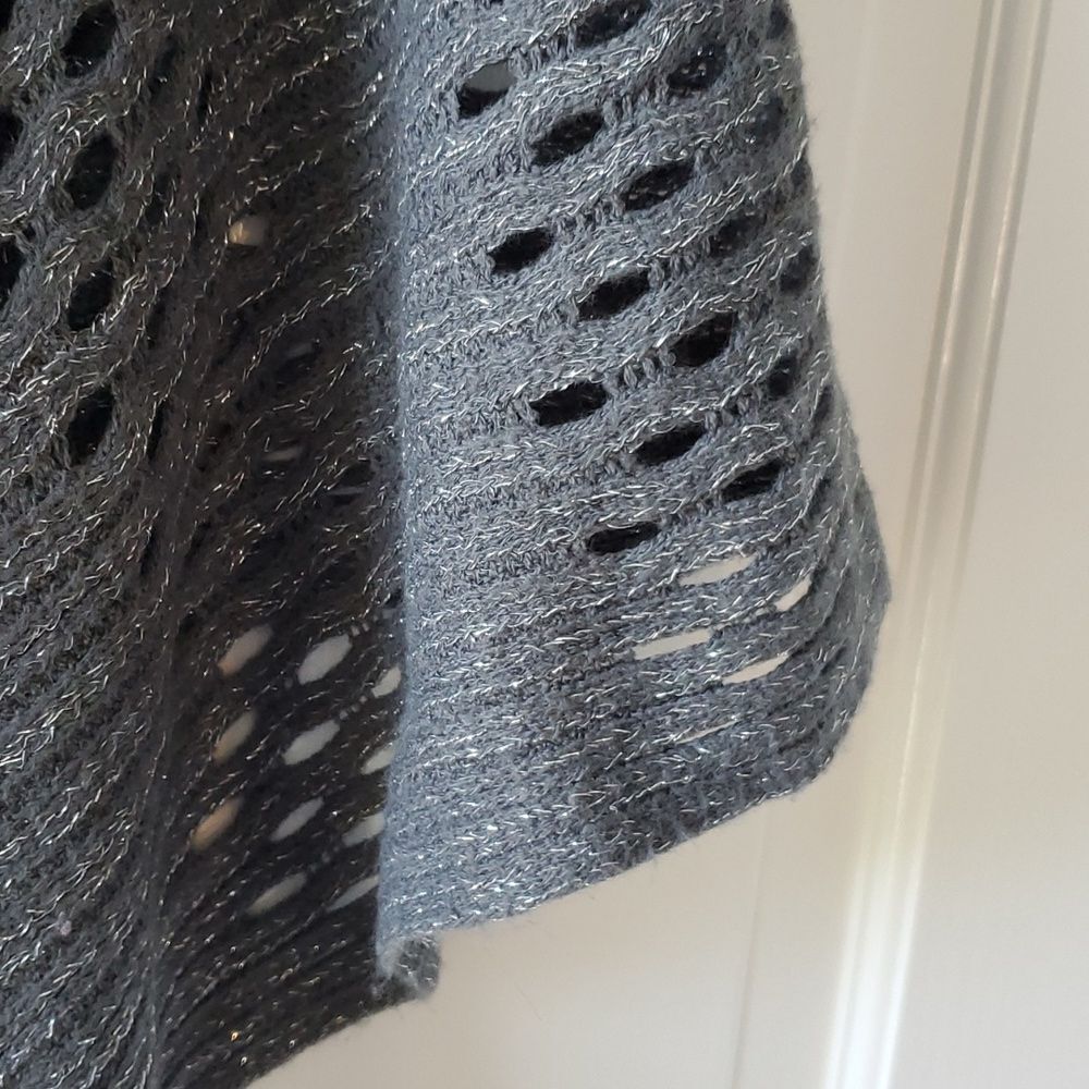 STEVE MADDEN PONCHO OPEN POINTELLE KNIT ONE SIZE BOHO STEEL GRAY SPARKLE FRINGE - Picture 5 of 8